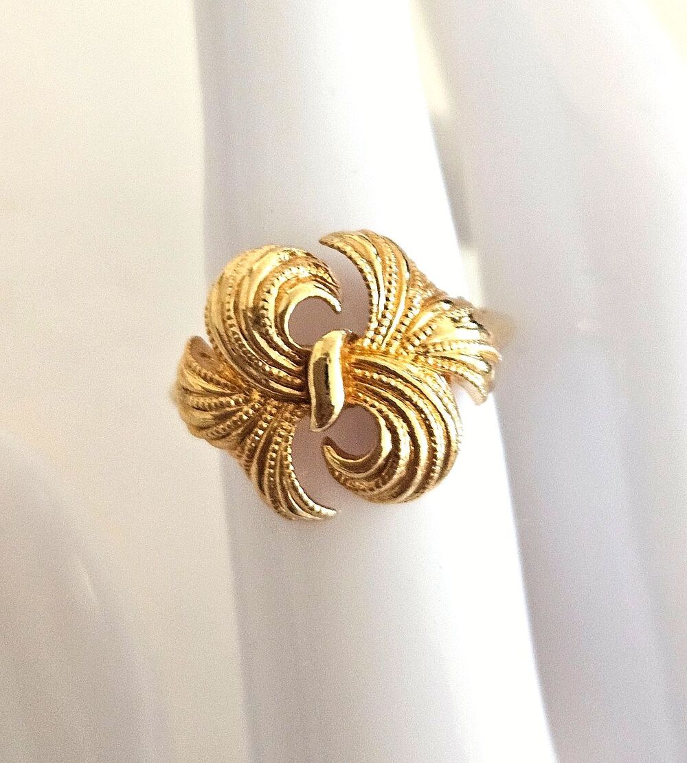 Vintage 1970s Avon Whirlwind Ring Gold-tone Sculpted Swirl Size 7.75 - Signed